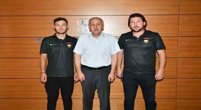 KSO Başkanı Büyükeğen Avrupa ikincisi olan bisikletçiyi ödüllendirdi