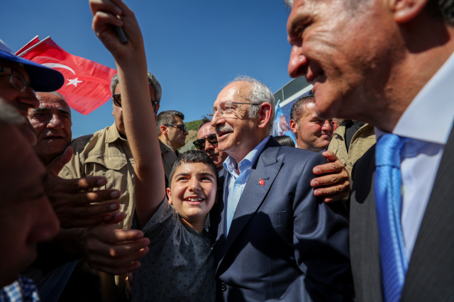 Kılıçdaroğlu, elindeki 200 TL'lik banknotla vatandaşlara seslendi: Asıl zammı yerel seçimlerden sonra göreceksiniz