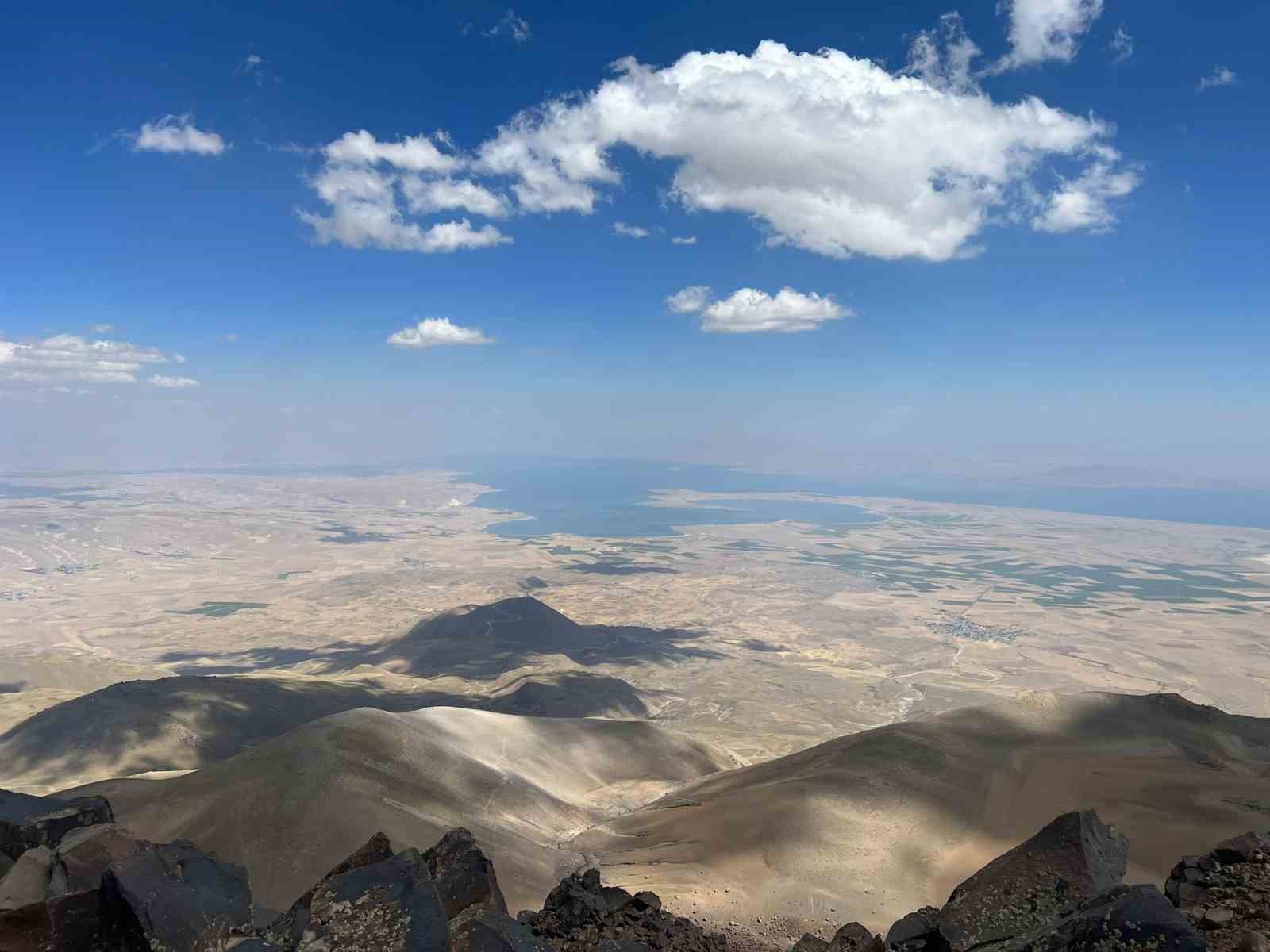 Küresel ısınmadan dolayı Süphan Dağı’ndaki birçok buzul eridi