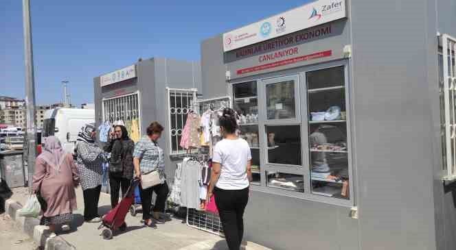 Depremzedeler için öğrendikleri dikiş geçim kaynakları oldu