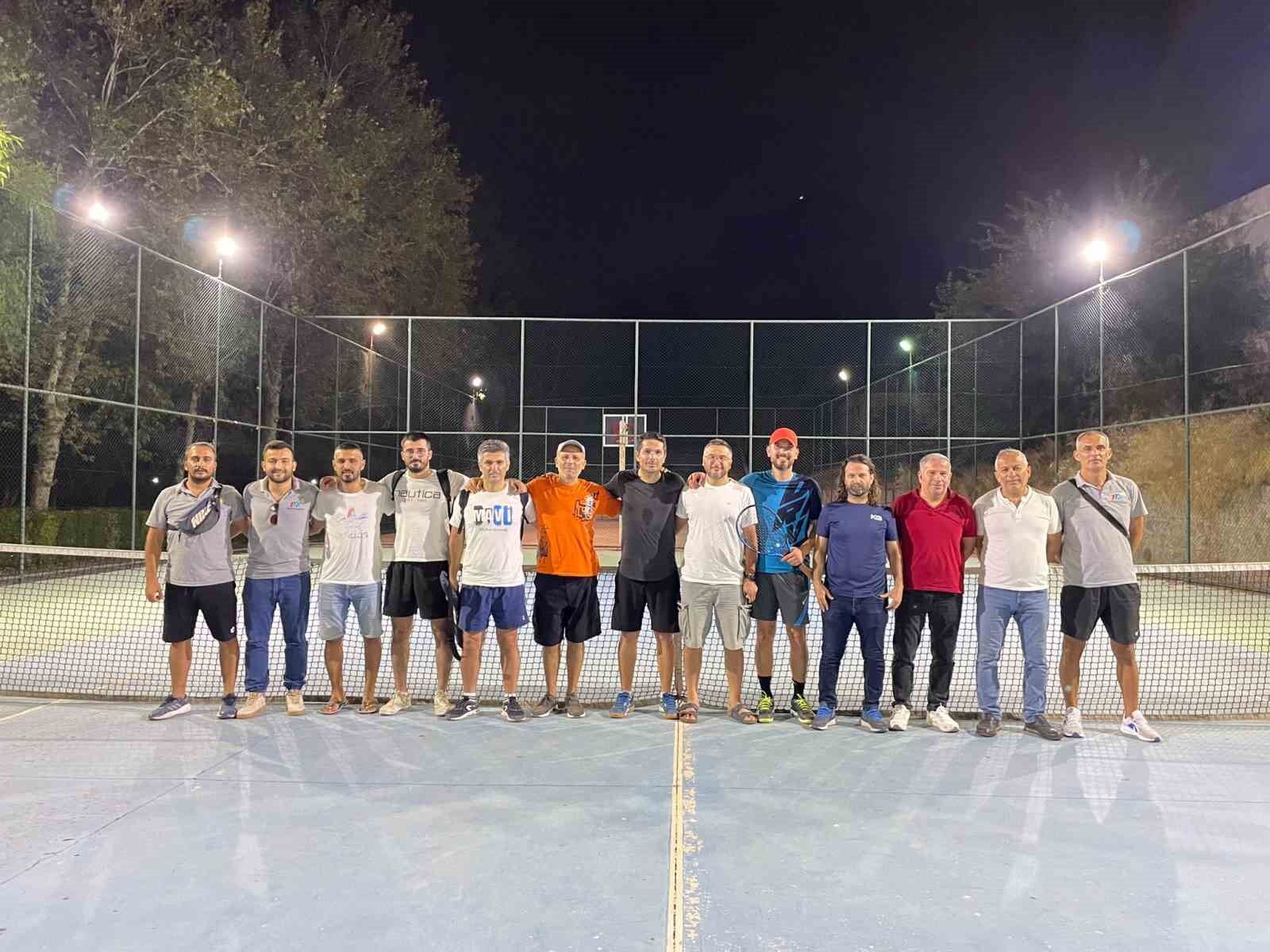 Tenis turnuvası Selçuk Kılıç kazandı.