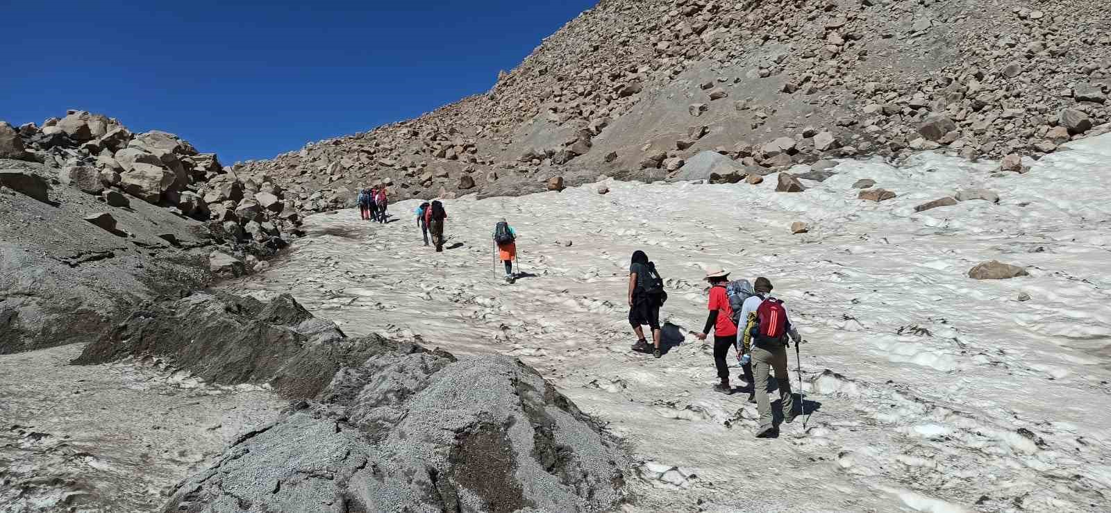 Küresel ısınmadan dolayı Süphan Dağı’ndaki birçok buzul eridi