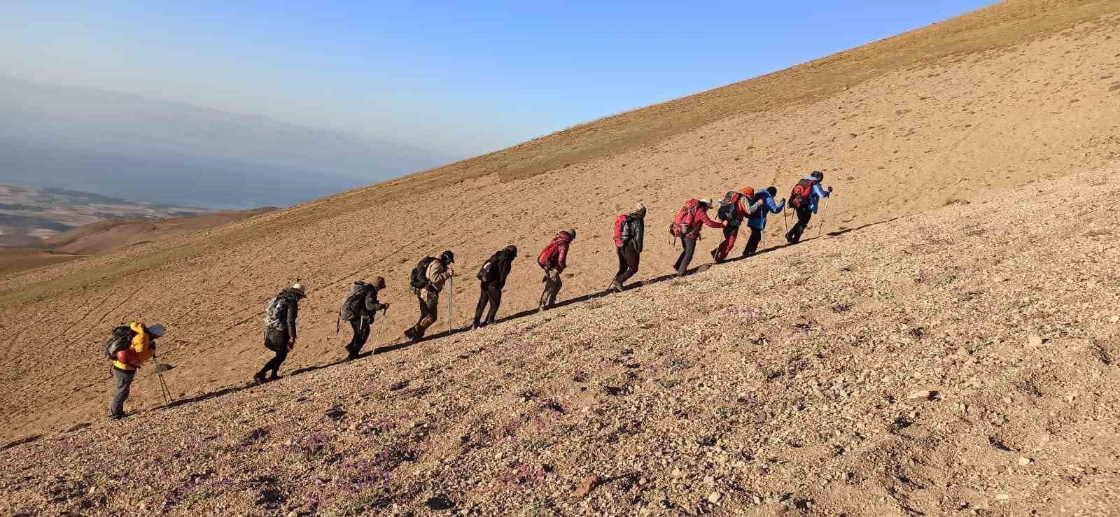 Küresel ısınmadan dolayı Süphan Dağı’ndaki birçok buzul eridi