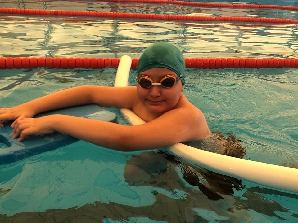 Efelerli özel sporcular yüzme öğreniyor