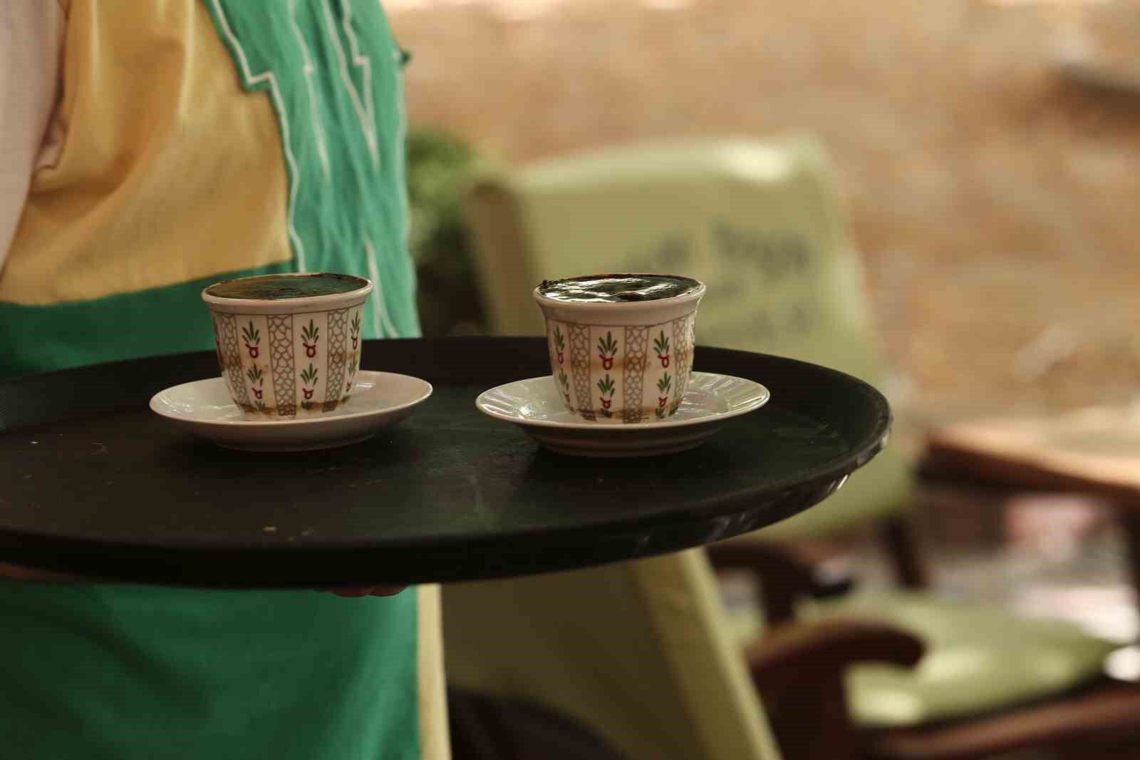 (Özel) Cezve yerine fincanda pişirilen ‘İsli Kahve’ kültürü tarihi handa devam ediyor