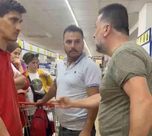 Oğluna makarna aldıran adam, fişi görünce deliye dönüp zincir marketi bastı: Siz hırsızsınız
