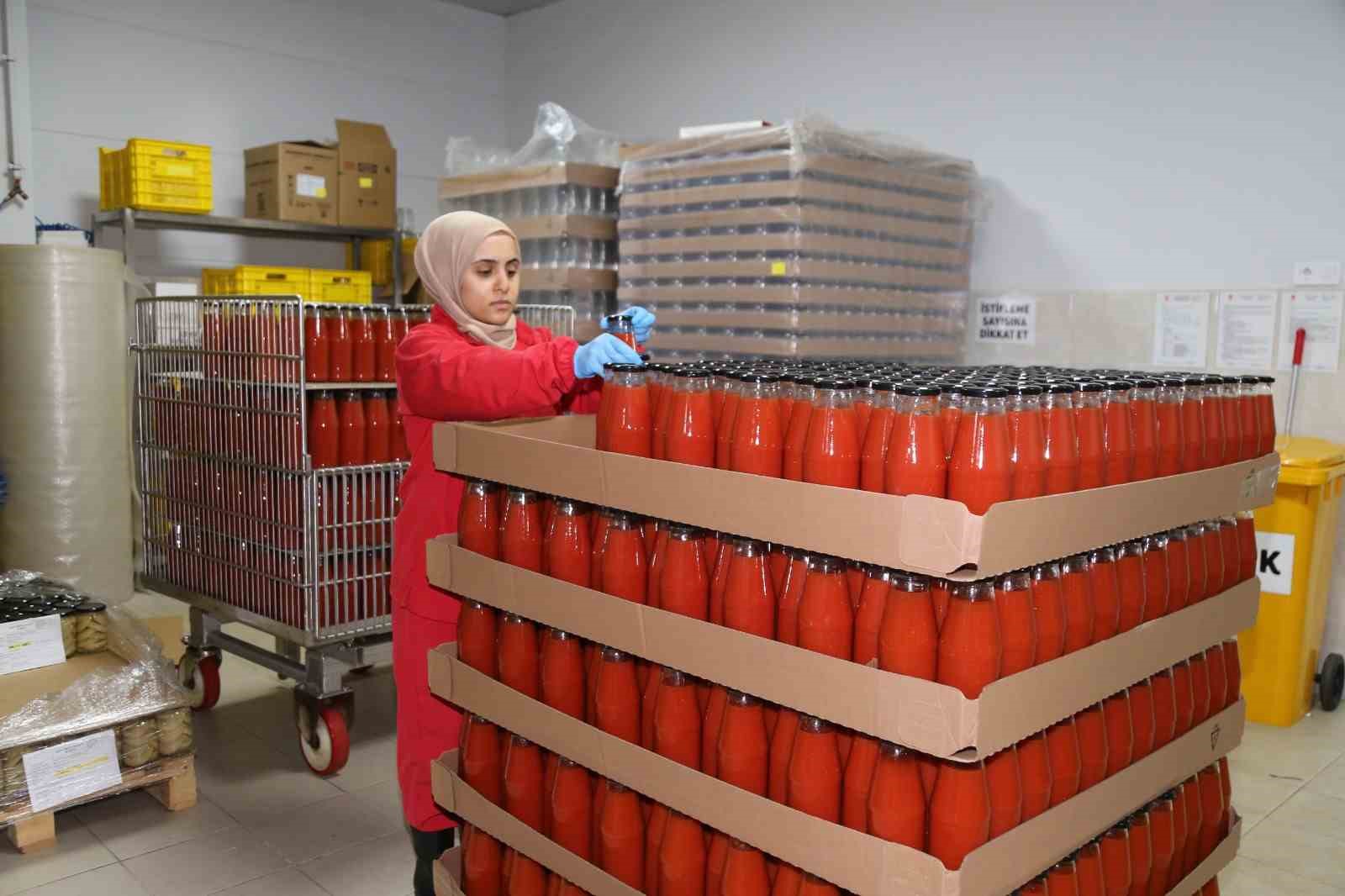 Efe kadınlar üretiyor, işliyor, halka sunuyor