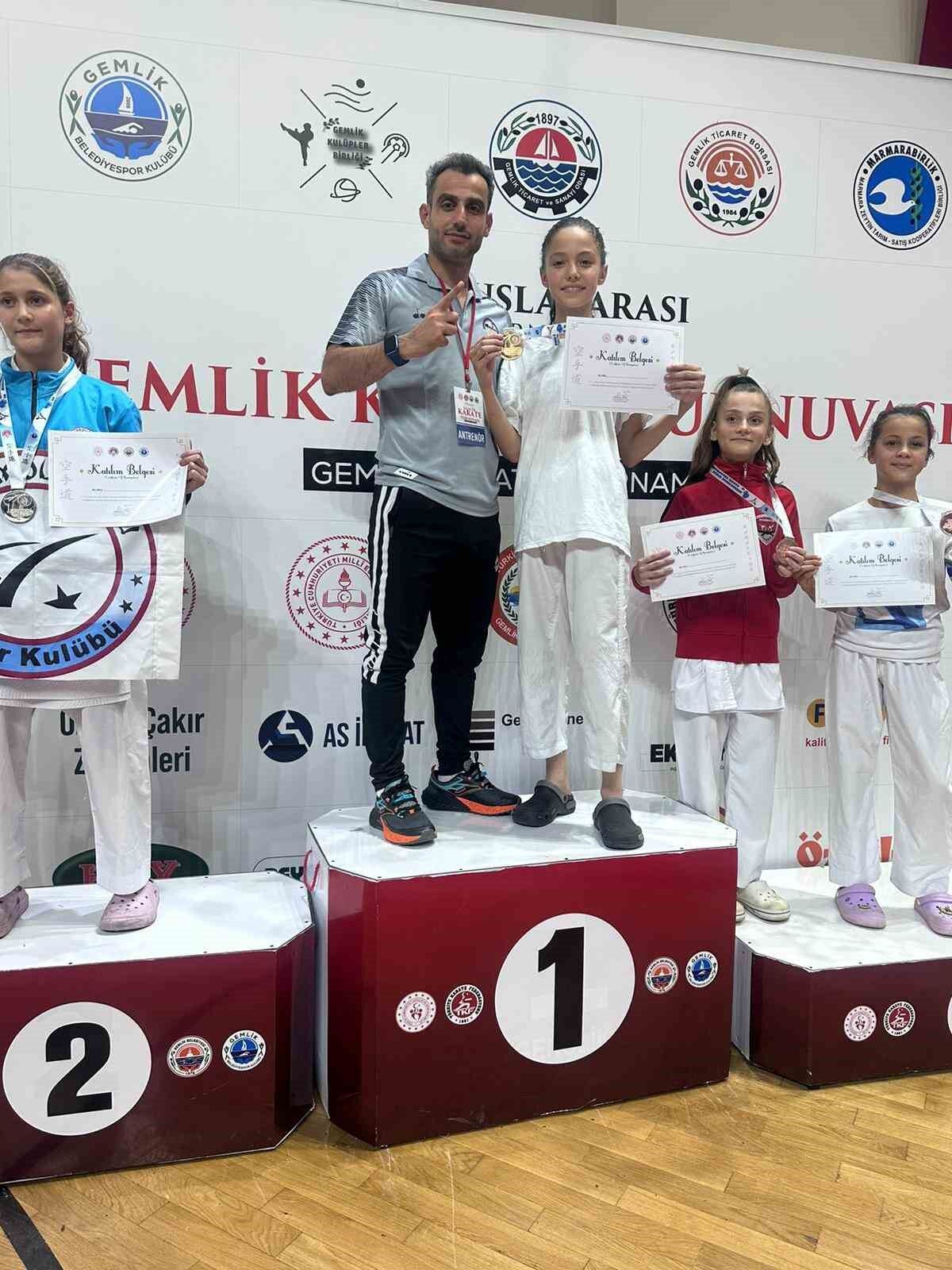 Körfezli karateciler madalya ile döndü