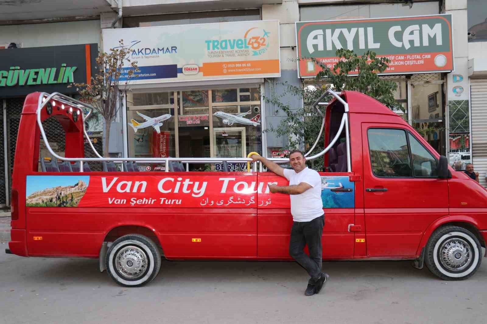 İranlı turistlere üstü açık minibüsle şehir turu