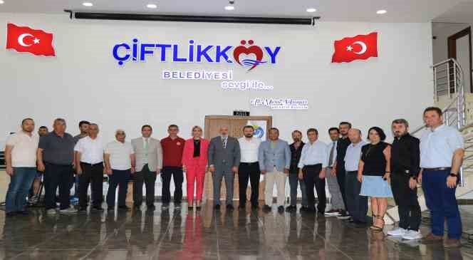 Yüksek zammı alan işçiler Başkanı omuzlarda taşıdı