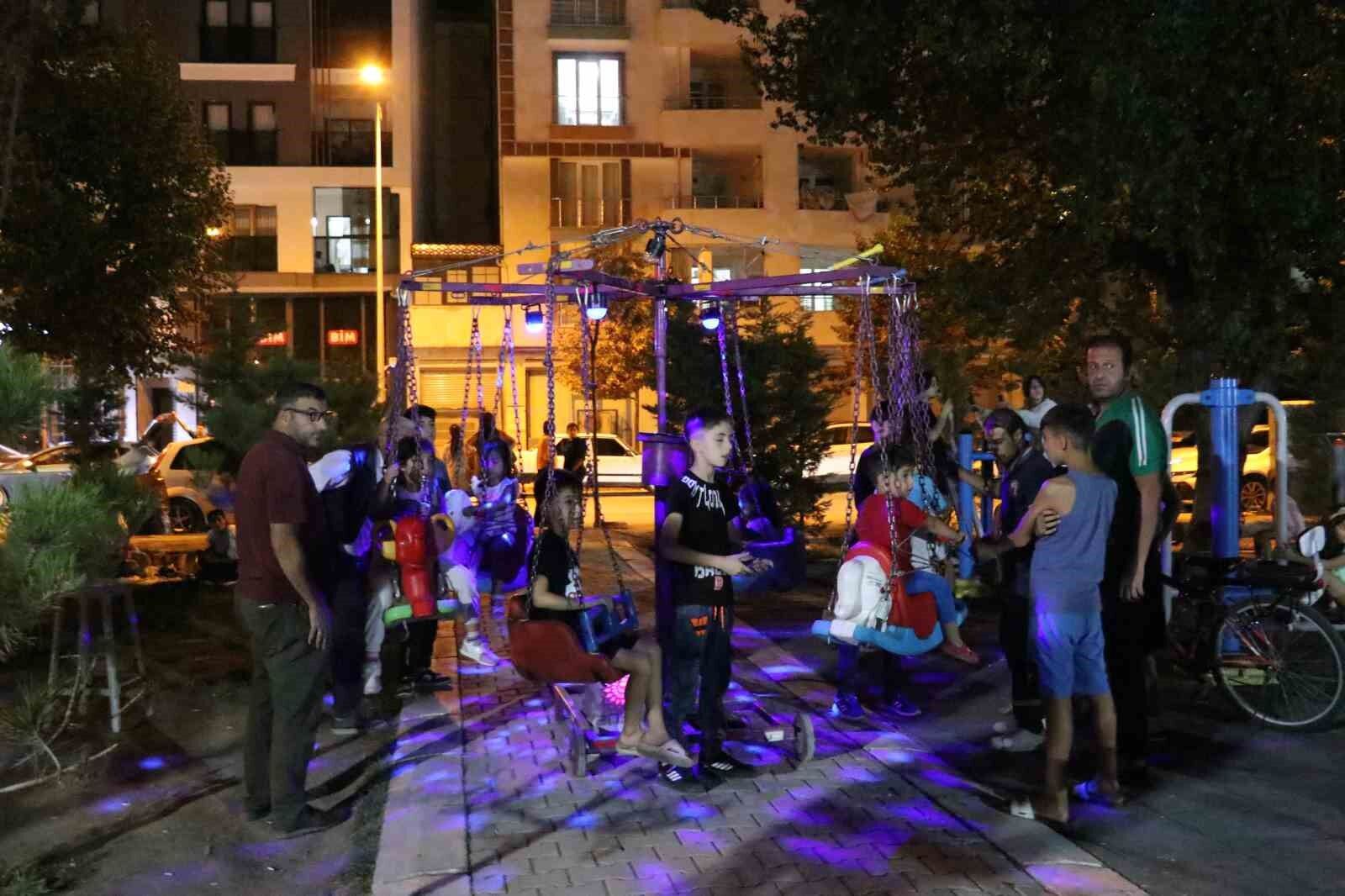 Sıcaktan bunalan vatandaşlar akşam parklara akın etti