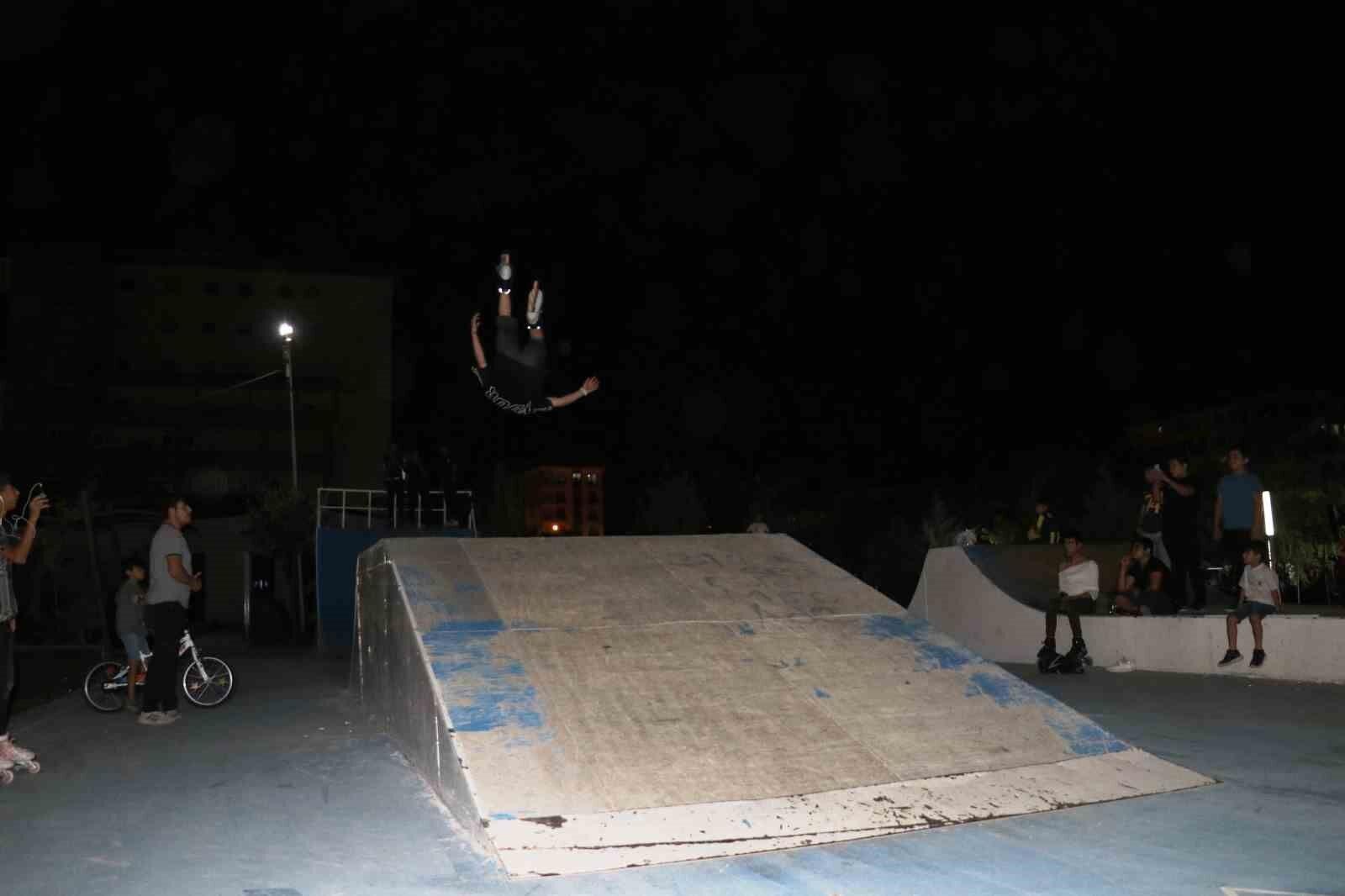 Sıcaktan bunalan vatandaşlar akşam parklara akın etti