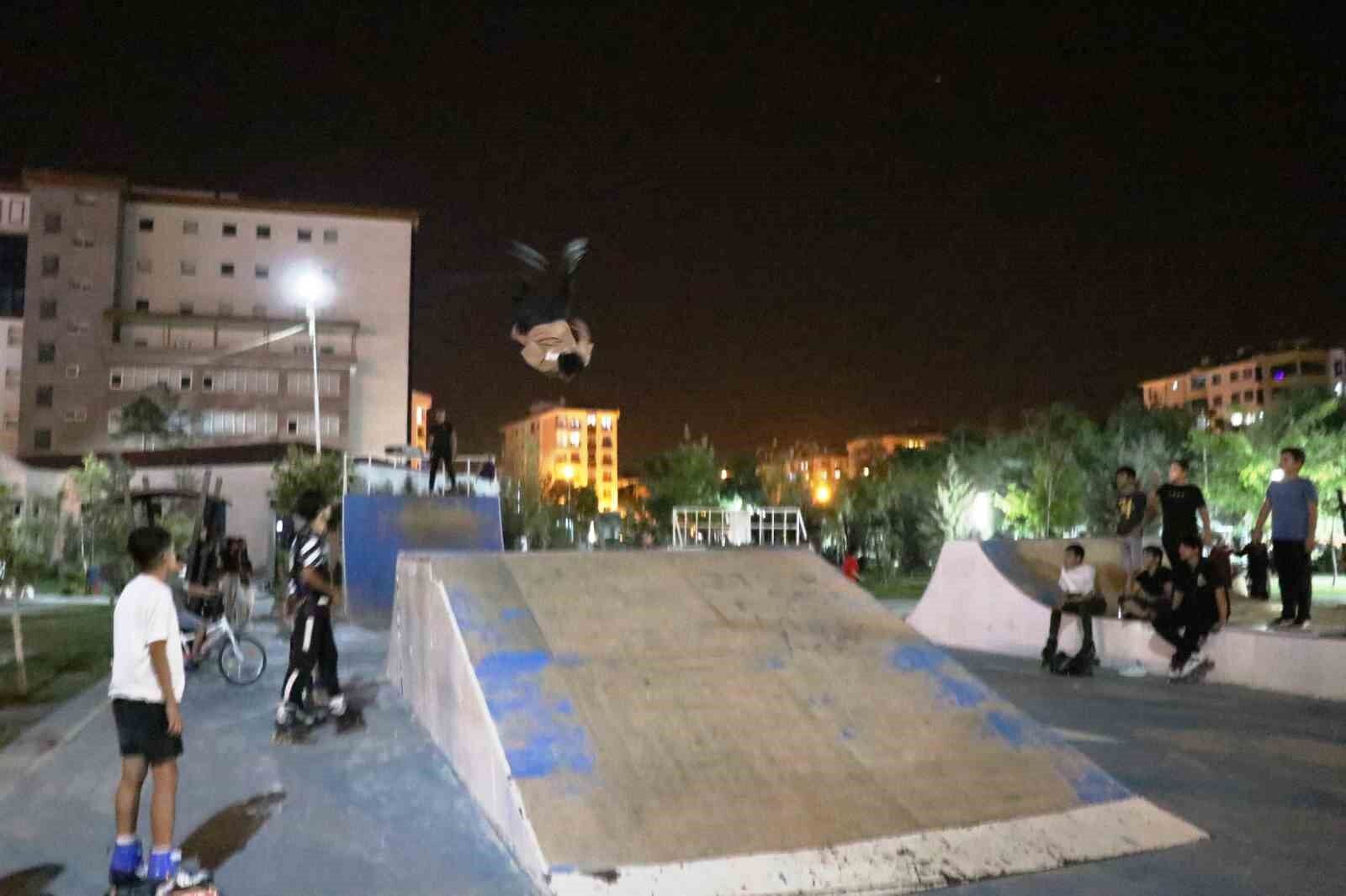 Sıcaktan bunalan vatandaşlar akşam parklara akın etti