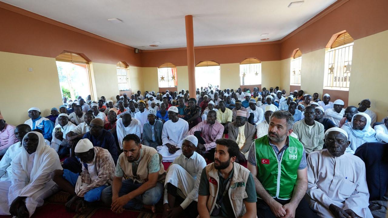 İHH Uganda’da cami ve su kuyusu inşa etti