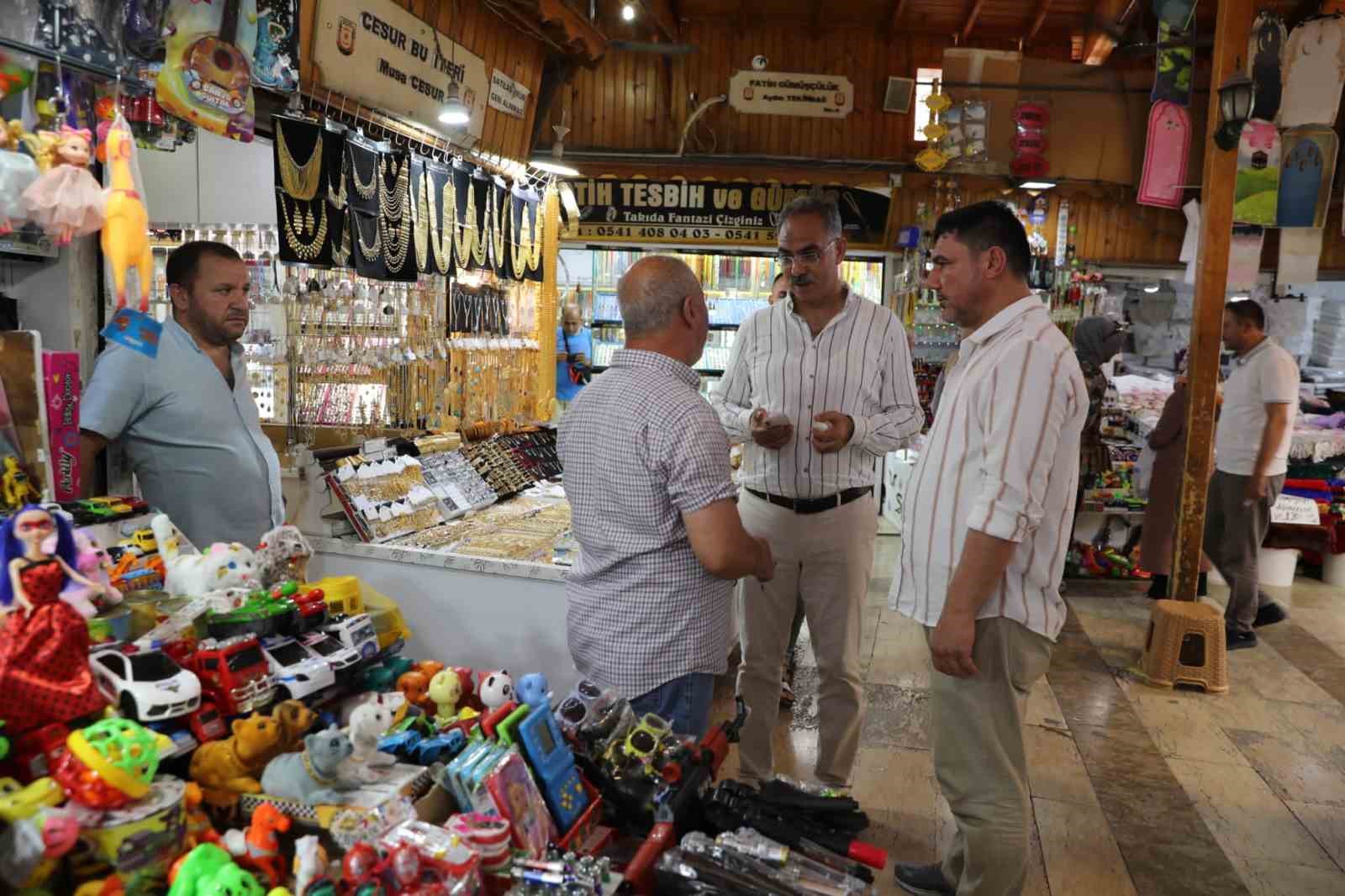 Belediye başkanı 45 dereceyi bulan sıcakta esnafı gezdi