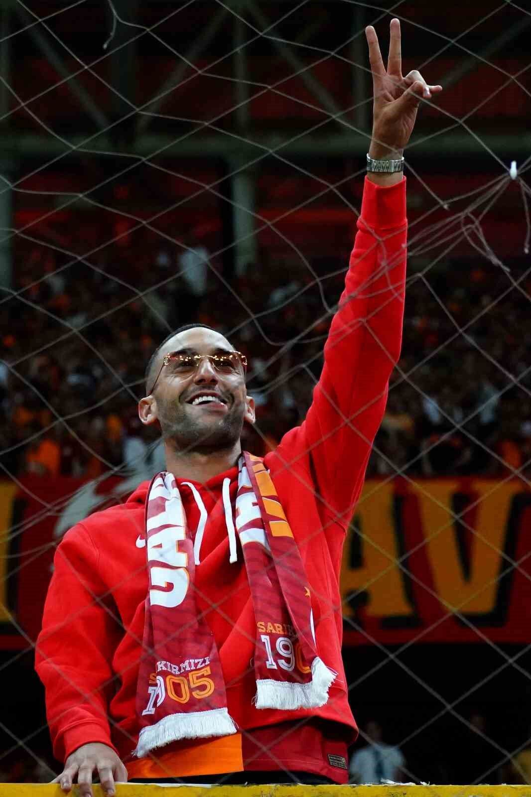 Hakim Ziyech, sarı-kırmızılı taraftarların karşısına çıktı