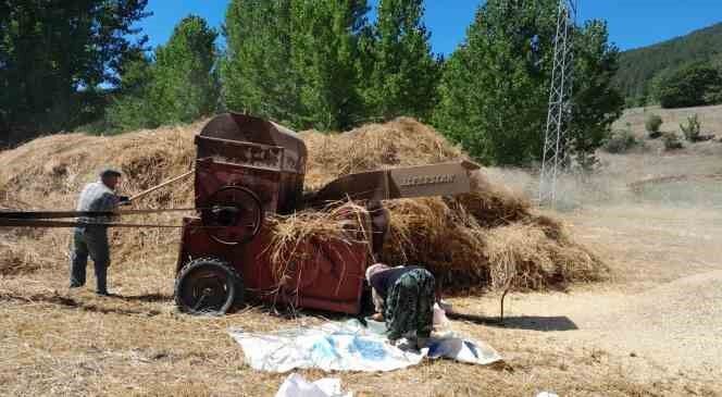 Kütahyalı çiftçiler patoz makinelerinden vazgeçemiyor