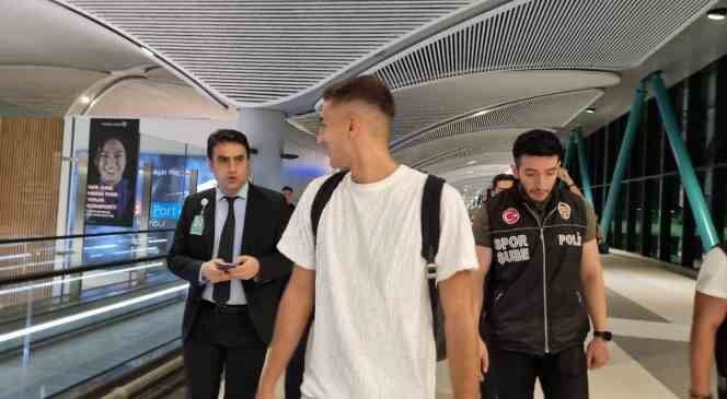 Fenerbahçe’nin yeni transferi Mert Müldür, İstanbul’a geldi.