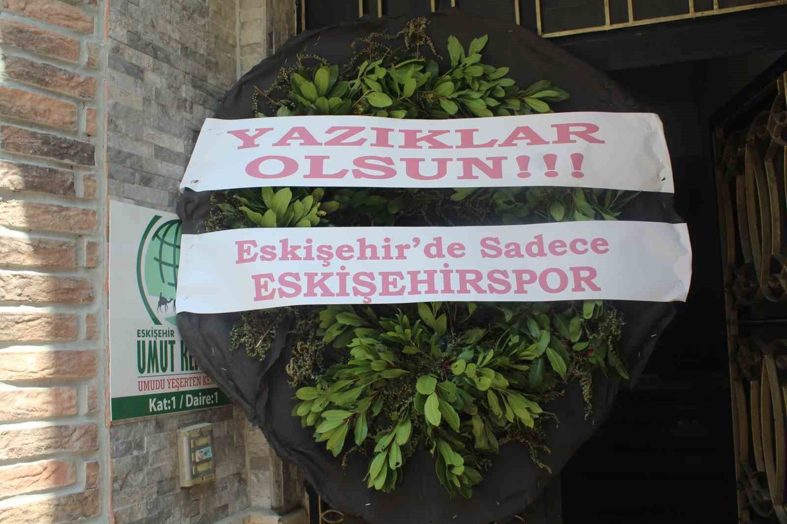 Eskişehirsporlu taraftarlardan İYİ Parti Odunpazarı İlçe Başkanı’na çelenkli tepki