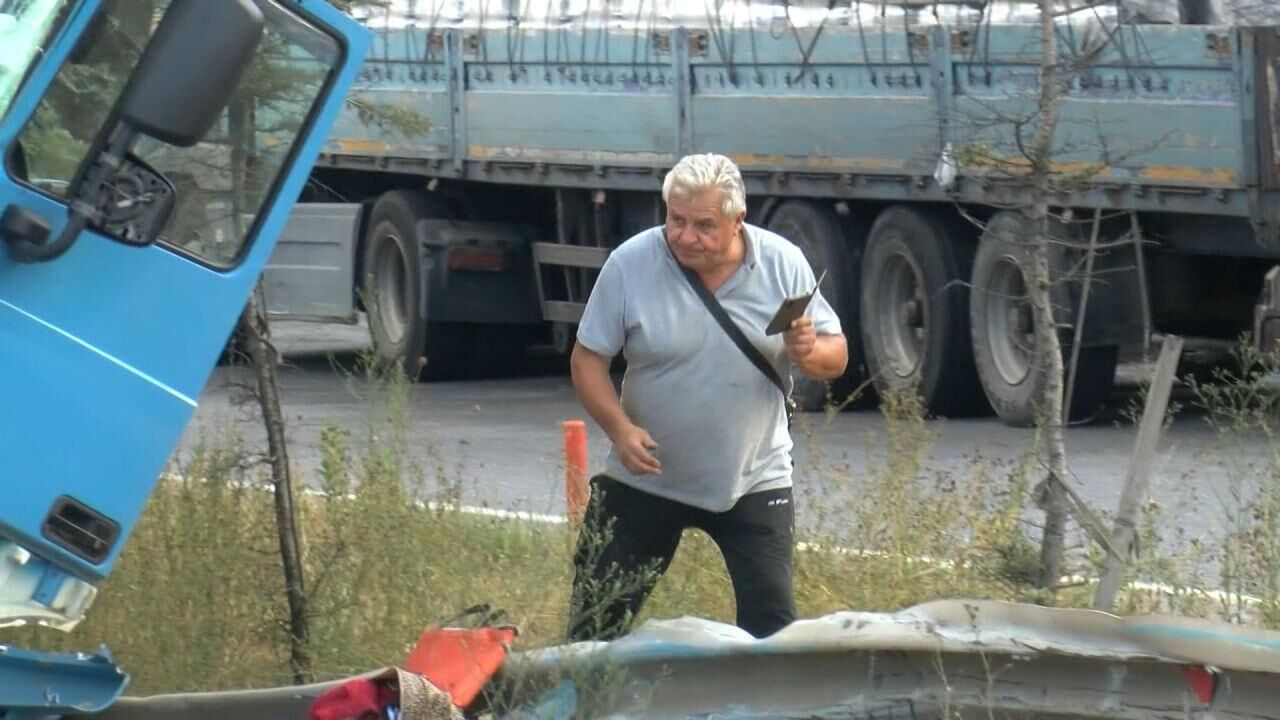 Çekmeköy'de TIR ile kamyonet çarpıştı: 2 yaralı