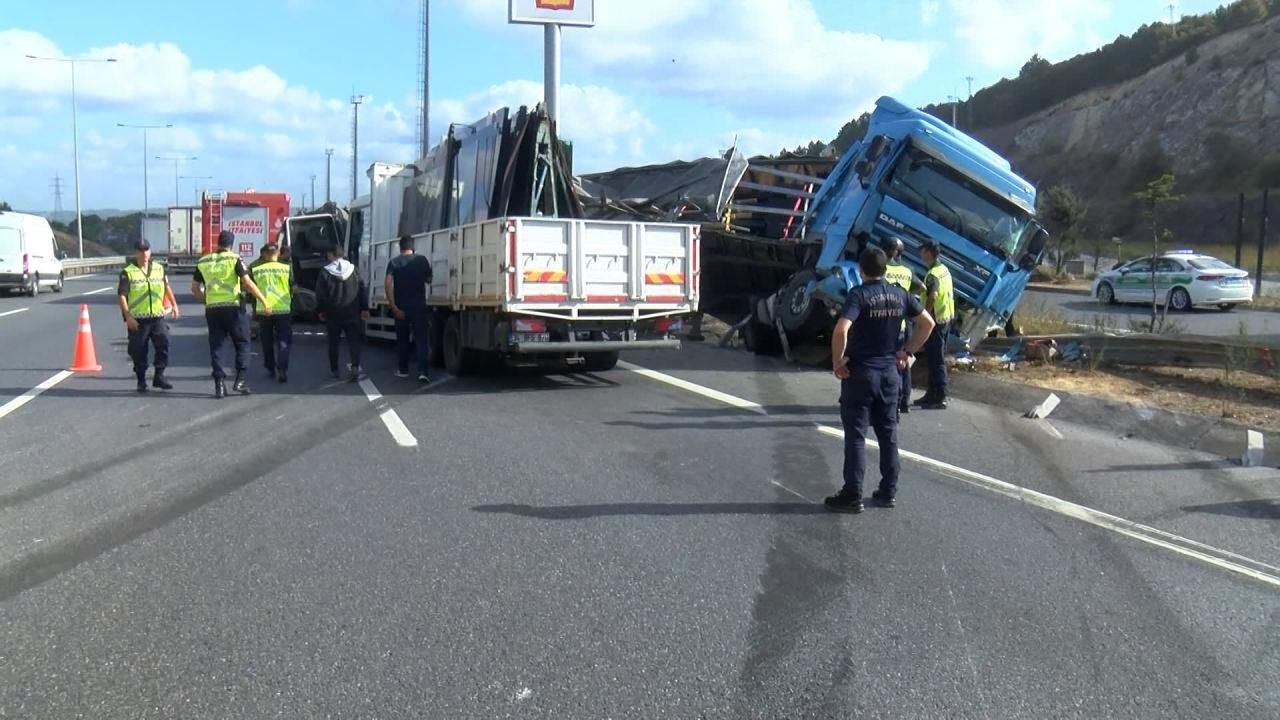 Çekmeköy'de TIR ile kamyonet çarpıştı: 2 yaralı
