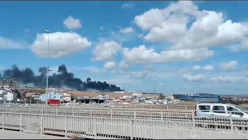 İstanbul'da yangın: Alevler otlardan fabrikaya sıçradı