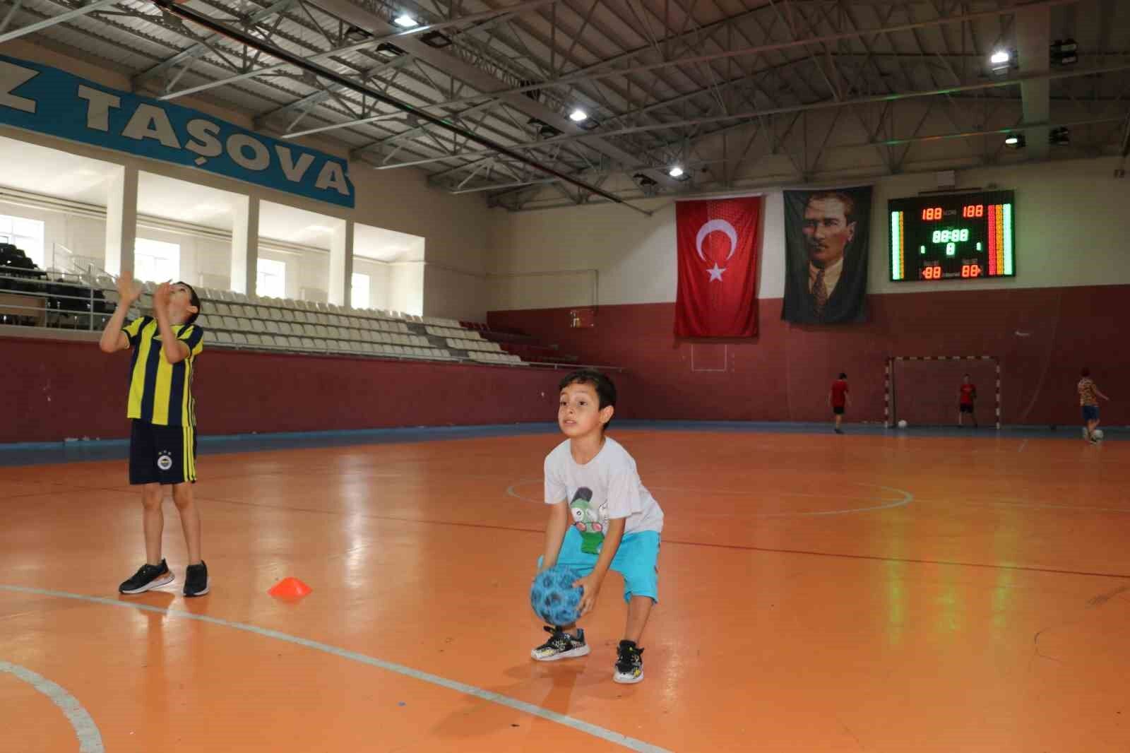 Üçüz minik kardeşler aynı takımda ter döküyor