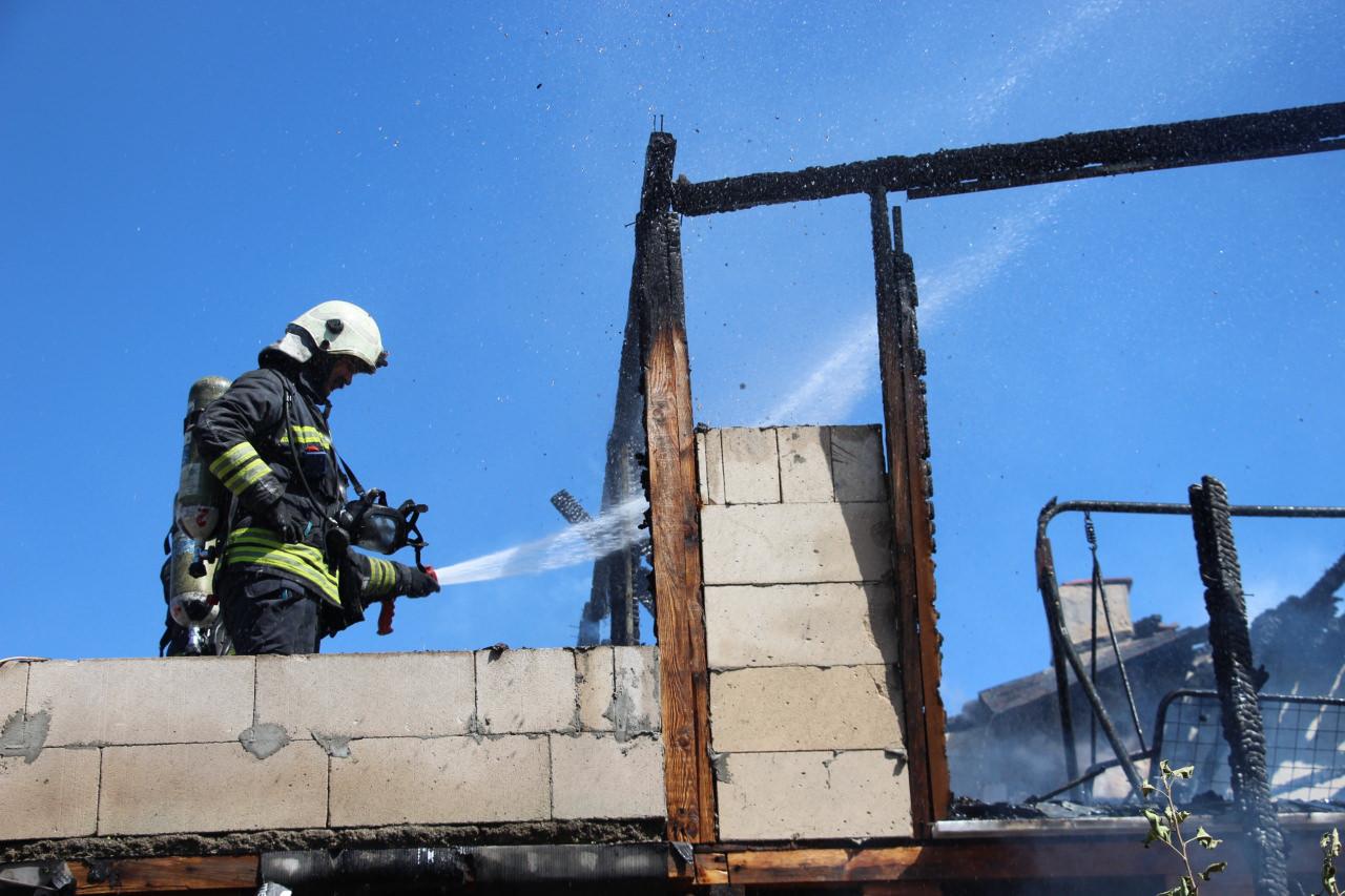 Evi ateşe veren kadınla 3 yaşındaki kızı yaralandı