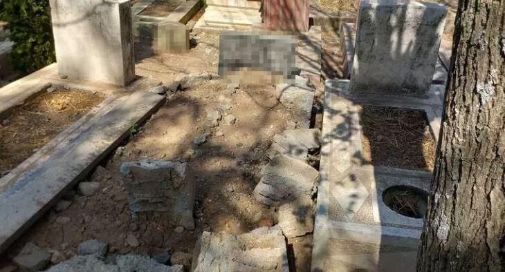 Şoke eden manzara! Mezardan kemikleri çıkardı! Kafatasını öpüp salladı