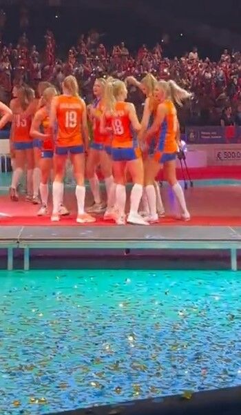 Filenin Sultanları, Brüksel'i Erik Dalı ile salladı! Müziği duyan Hollandalılar yerinde duramadı