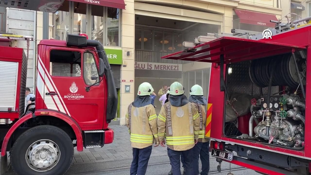 Beyoğlu'nda korkutan yangın: Kısa sürede müdahale edildi!