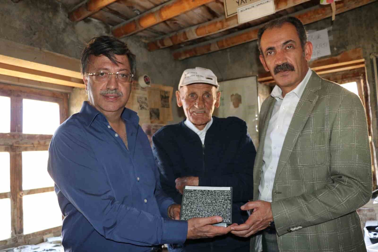 Vekil Türkmenoğlu’ndan 61 yıldır Çavuştepe Kalesi’nde bekçilik yapan Kuşman’a ziyaret