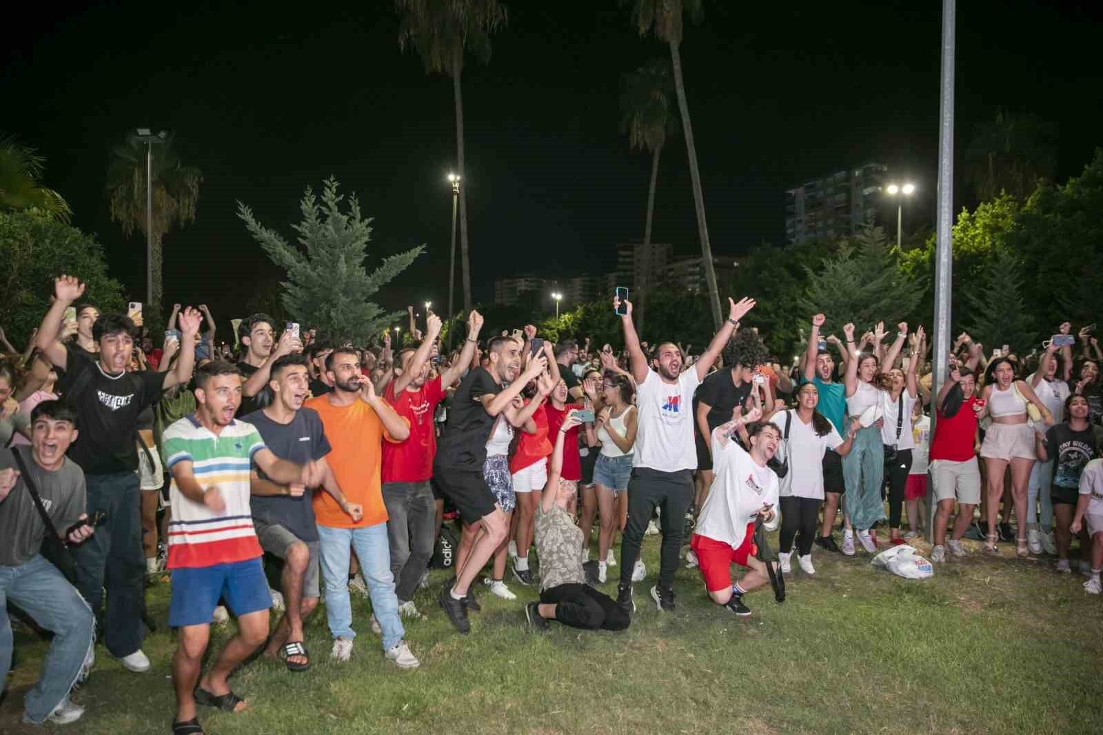 Türkiye-Sırbistan final maçı heyecanını Mersinliler birlikte paylaştı