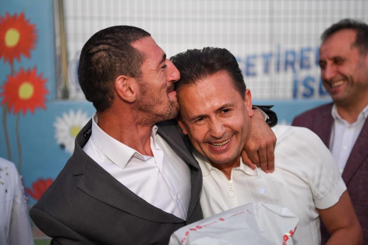 Başkan Yazıcı sözünü tuttu, Tuzla’nın özel çocuklarına cağ kebabı pişirdi