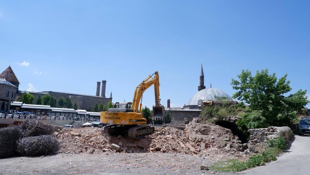 Ahi Toman Baba Türbesi gün yüzüne çıktı
