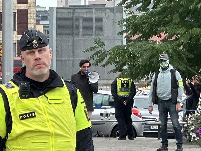 Charlie Hebdo'dan alçak kapak: Kur'an-ı Kerim'i hedef aldılar