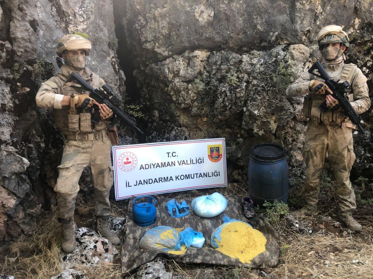 Adıyaman'da, PKK'lı teröristlere ait yaşam malzemesi ele geçirildi