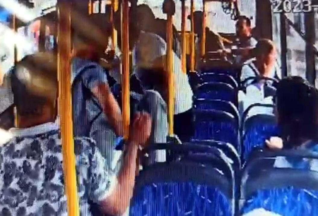 Otobüs şoförü, kalp krizi geçiren yolcuyu hastaneye yetiştirdi