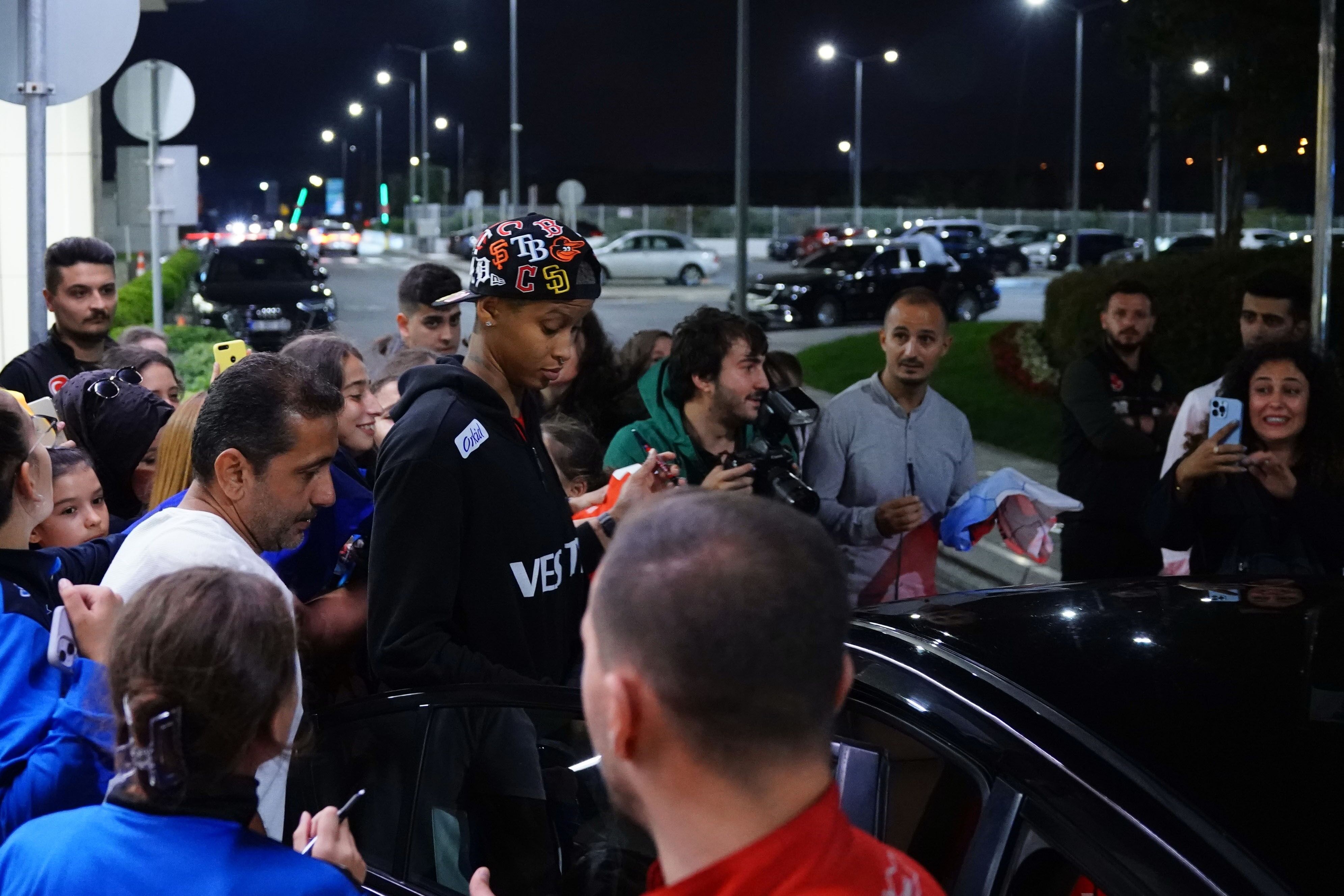 2024 Paris Olimpiyatları’na katılma hakkı kazanan Filenin Sultanları, Türkiye’ye döndü