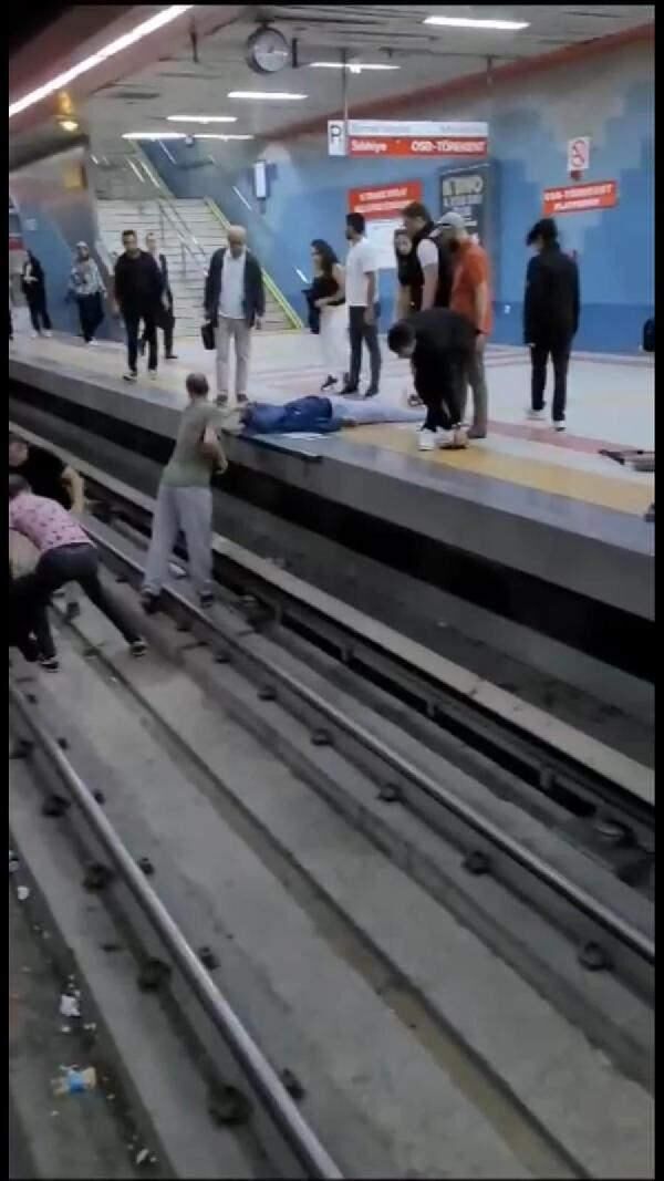 Ankara'da metro raylarına düşen kadın kurtarıldı