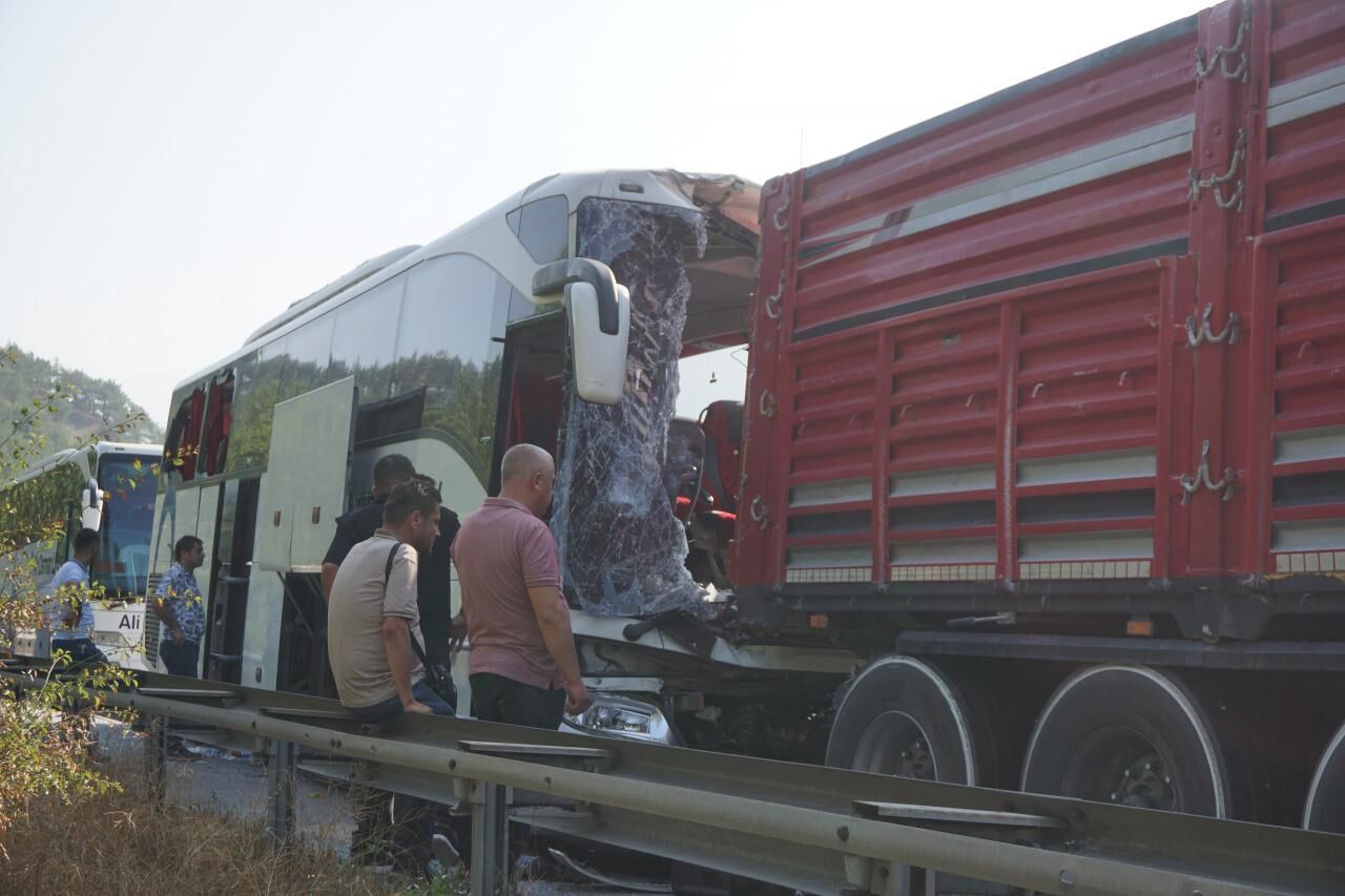 Adana'da feci kaza: 2 ölü 12 yaralı