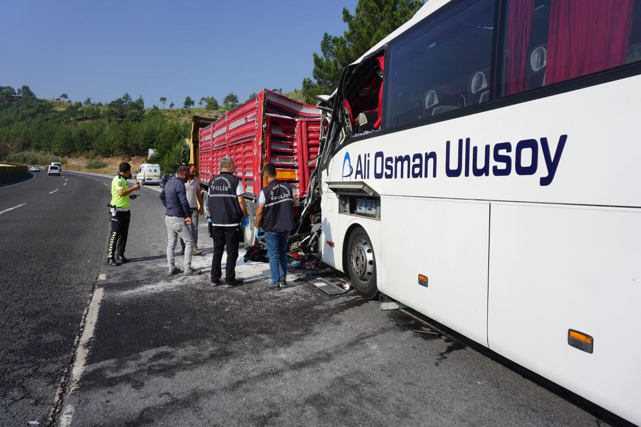 Adana'da feci kaza: 2 ölü 12 yaralı