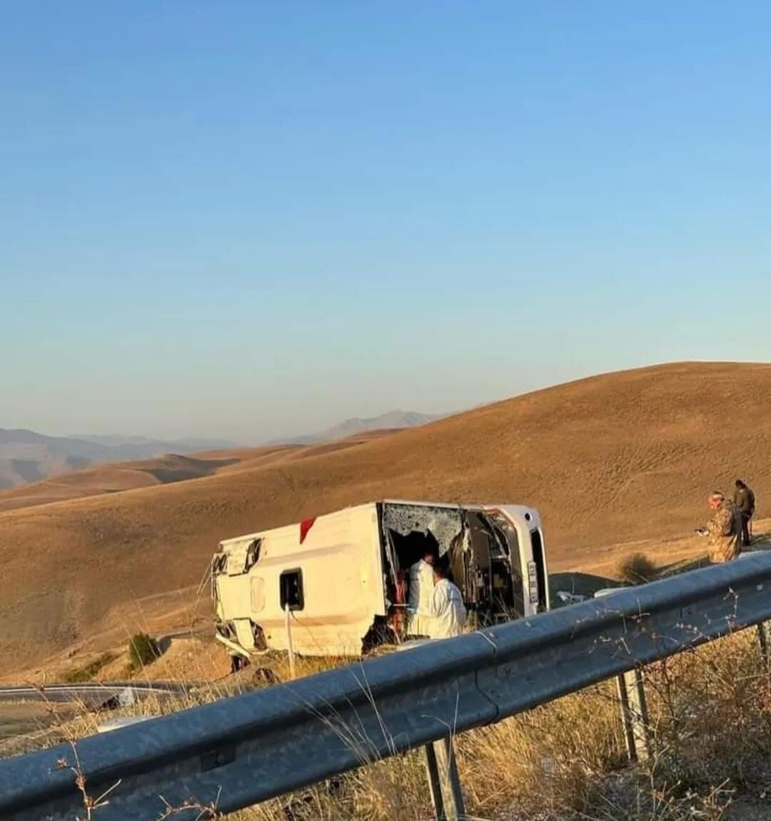 Düzensiz göçmenleri taşıyan midibüs takla attı: 5 ölü, 21 yaralı
