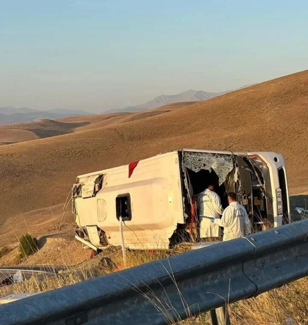 Düzensiz göçmenleri taşıyan midibüs takla attı: 5 ölü, 21 yaralı