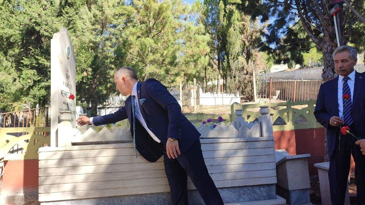 Gedikoğlu, mazbatasını alır almaz ilk ziyaretini şehitliğe yaptı