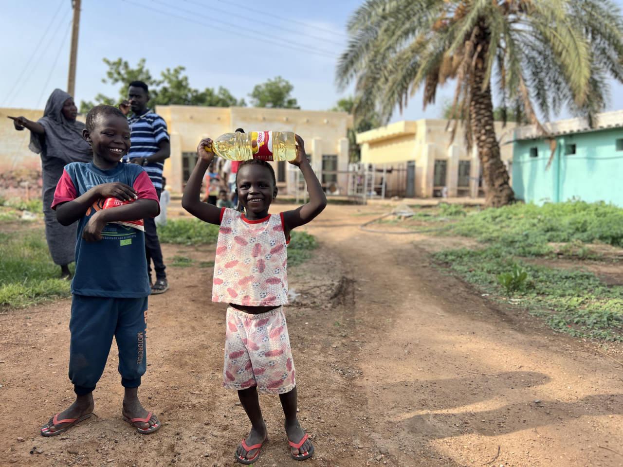 İHH'nın Sudan’a gönderdiği yardımlar dağıtılıyor