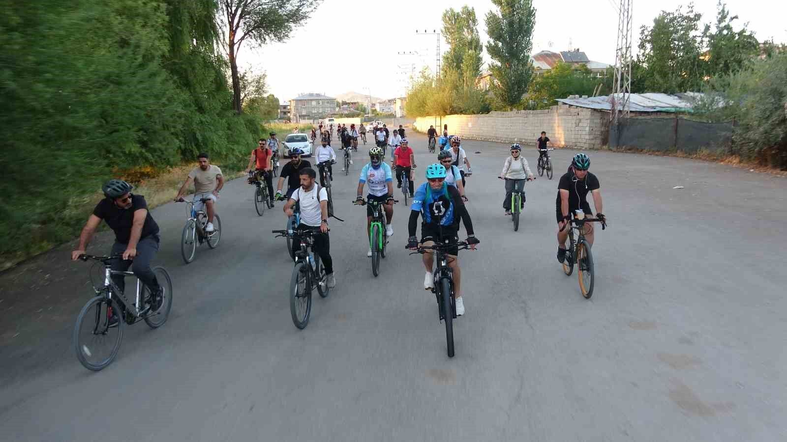 Van’da bisikletliler sağlıklı yaşam için pedal çevirdi