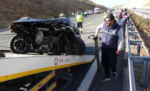 Balıkesir'de 3 otomobilin karıştığı kaza: 2 ölü, 7 yaralı