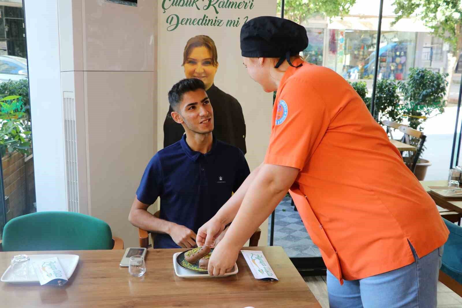 Bu dondurma Adana sıcağında yok satıyor