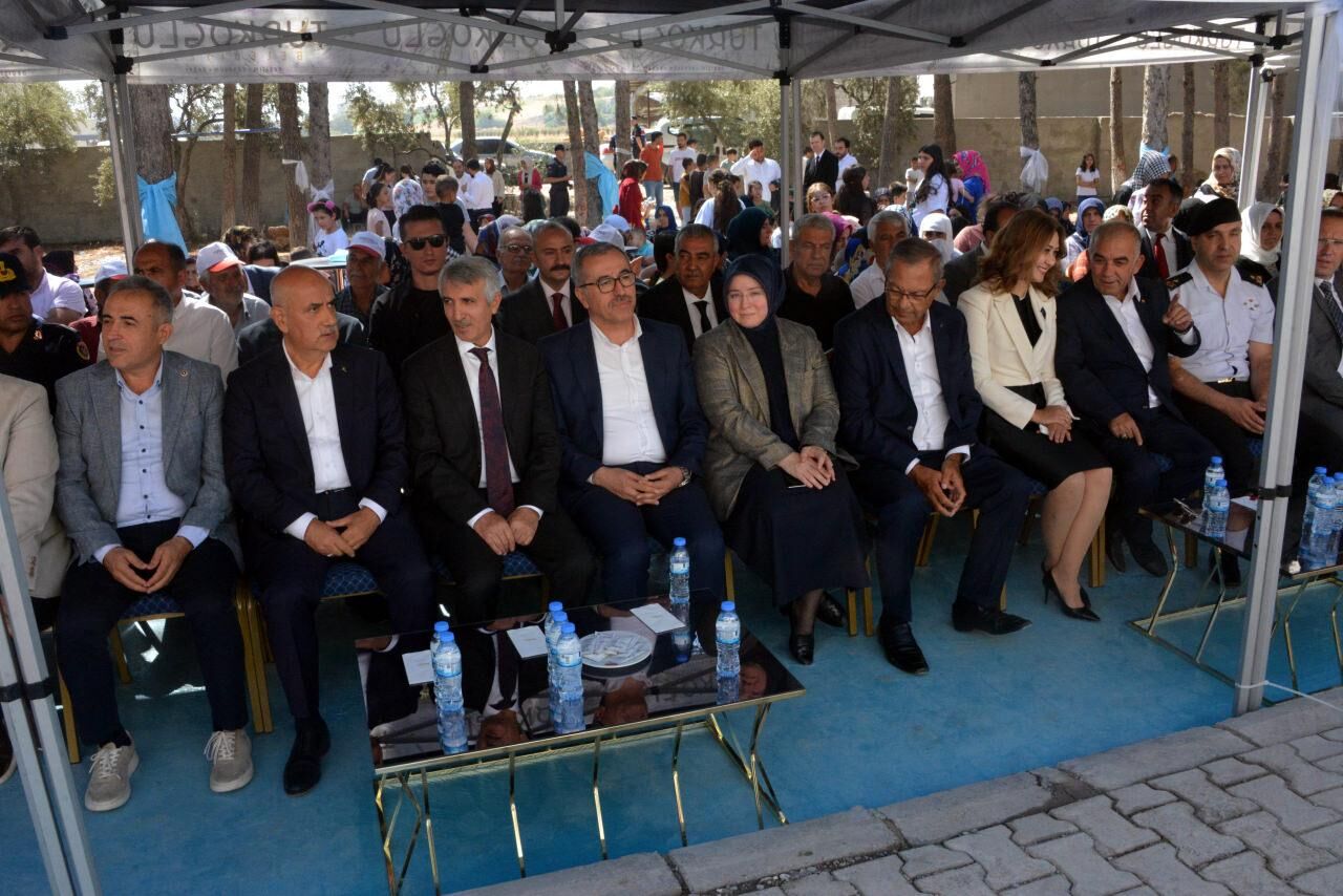 Depremin merkez üssünde yapılan ilk okul törenle açıldı